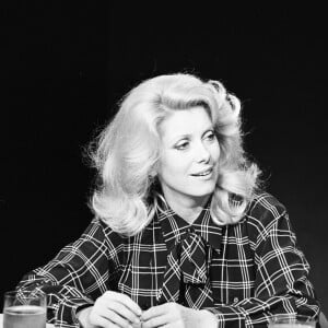 En France, à Paris, sur le plateau de l'émission "Homme en question", portrait de Catherine Deneuve. Le 4 juillet 1978 © Alain Canu via Bestimage