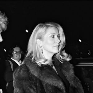 Johnny Hallyday et Catherine Deneuve en soirée.