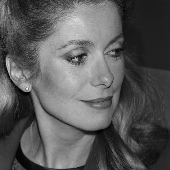 Catherine Deneuve lors d'une soirée Julio.Iglesias au palais des Congrès à Paris le 22 septembre 1981. © Jean-Claude Woestelandt / Bestimage