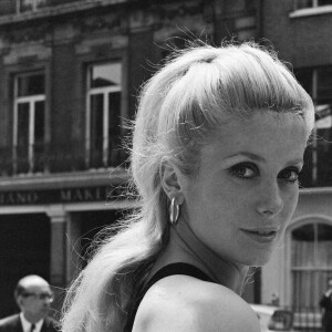 Catherine Deneuve, actrice française et star du film Répulsion, dont la première a lieu ce soir au cinéma Rialto, pose pour des photos dans Conduit Street, Londres, jeudi 10 juin 1965. Photo par Alamy/ABACAPRESS.COM