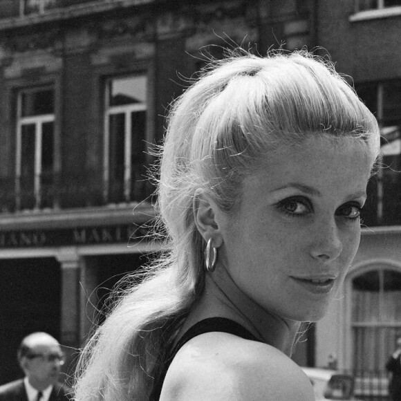 Catherine Deneuve, actrice française et star du film Répulsion, dont la première a lieu ce soir au cinéma Rialto, pose pour des photos dans Conduit Street, Londres, jeudi 10 juin 1965. Photo par Alamy/ABACAPRESS.COM