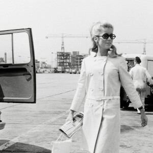 Catherine Deneuve, arrivant à l'aéroport de Londres, 1964