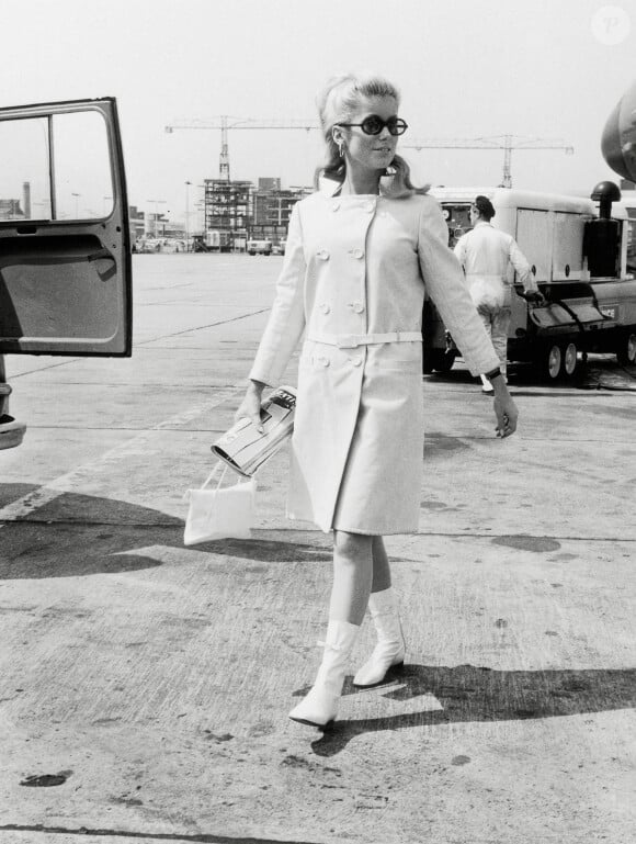 Catherine Deneuve, arrivant à l'aéroport de Londres, 1964