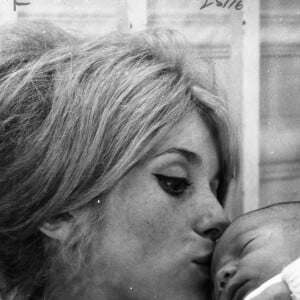 5 août 1965 - Londres, Angleterre, Royaume-Uni - L'actrice Catherine Deneuve embrasse son bébé Christian. Photo par © Keystone Press Agency/ZUMA Press Wire/ABACAPRESS.COM