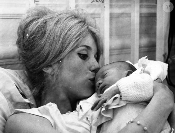 5 août 1965 - Londres, Angleterre, Royaume-Uni - L'actrice Catherine Deneuve embrasse son bébé Christian. Photo par © Keystone Press Agency/ZUMA Press Wire/ABACAPRESS.COM