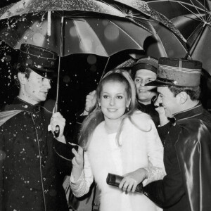 Catherine Deneuve, lors de la première de "Les parapluies de Cherbourg" au Little Carnegie Theater, 57th Street, Manhattan, New York City le 6 décembre 1964. Photo par The Hollywood Archive / Hollywood Archive/Avalon/ABACAPRESS.COM