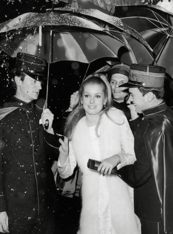 Catherine Deneuve, lors de la première de "Les parapluies de Cherbourg" au Little Carnegie Theater, 57th Street, Manhattan, New York City le 6 décembre 1964. Photo par The Hollywood Archive / Hollywood Archive/Avalon/ABACAPRESS.COM