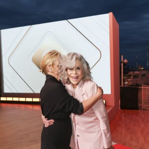 Exclusif - Anne-Elisabeth Lemoine et Jane Fonda sur le plateau de l'émission "C à vous" lors du 77ème Festival International du Film de Cannes. Le 14 mai 2024 © Jack Tribeca / Bestimage 