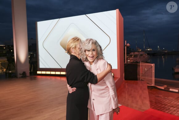 Exclusif - Anne-Elisabeth Lemoine et Jane Fonda sur le plateau de l'émission "C à vous" lors du 77ème Festival International du Film de Cannes. Le 14 mai 2024 © Jack Tribeca / Bestimage 