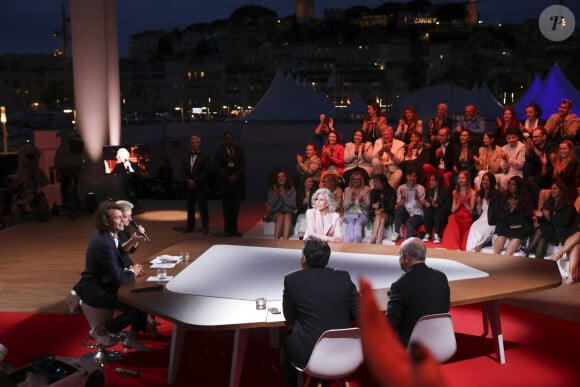 Exclusif - Bertrand Chameroy, Anne-Elisabeth Lemoine et Jane Fonda sur le plateau de l'émission "C à vous" lors du 77ème Festival International du Film de Cannes. Le 14 mai 2024 © Jack Tribeca / Bestimage 