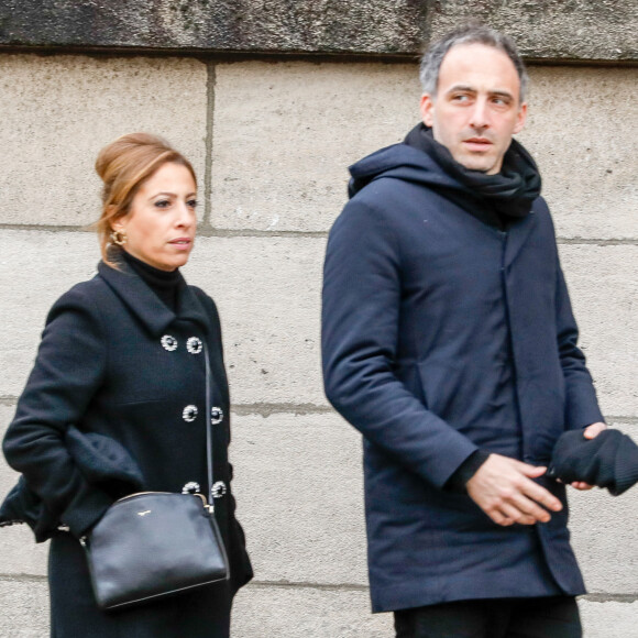 Depuis plusieurs années, Léa Salamé et Raphaël Glucksmann forment un couple.
Léa Salamé et son compagnon Raphaël Glucksmann - Obsèques de Sébastien Demorand à la Coupole du crématorium du cimetière du Père-Lachaise à Paris, France.