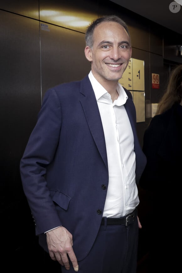 Exclusif - Raphaël Glucksmann sur le plateau de l'émission " Face aux territoires " présentée pa C.Viguier dans les studios de TV5 Monde à Paris, France, le 02 mai 2024. © Jack Tribeca/Bestimage