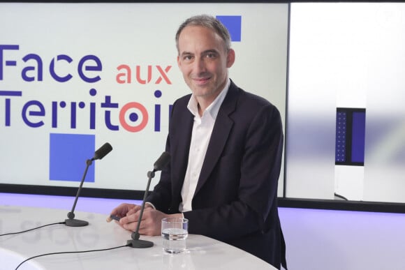 Exclusif - Raphaël Glucksmann sur le plateau de l'émission " Face aux territoires " présentée pa C.Viguier dans les studios de TV5 Monde à Paris, France, le 02 mai 2024. © Jack Tribeca/Bestimage