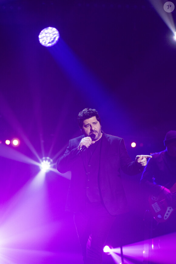 Exclusif - Patrick Fiori sur scène lors du concert "Leurs voix pour l'espoir" à l'Olympia à Paris le 11 mars 2024. © Perusseau / Bellak / Bestimage 