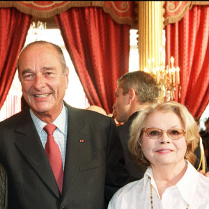 Ils ont accepté de laisser une partie de l'héritage à sa femme Noëlle.
Jacques Chirac, Serge Reggiani et son épouse Noëlle - Commandeur de l'Ordre National Américain.