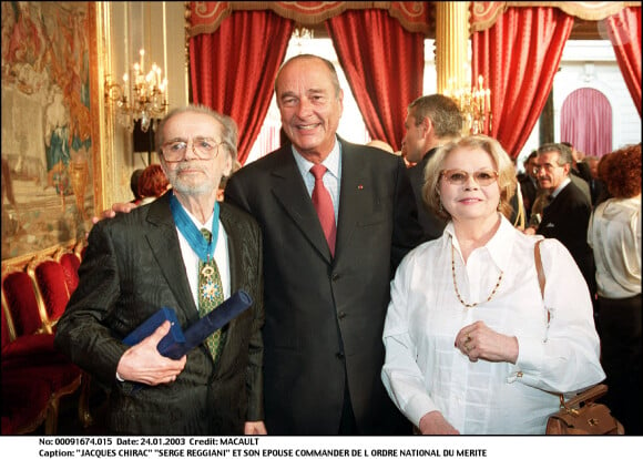 Ils ont accepté de laisser une partie de l'héritage à sa femme Noëlle.
Jacques Chirac, Serge Reggiani et son épouse Noëlle - Commandeur de l'Ordre National Américain.