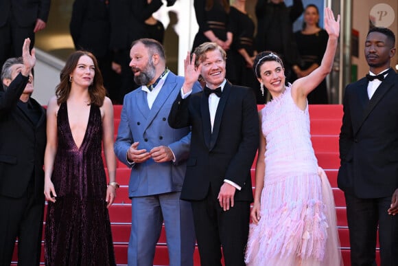 Willem Dafoe, Emma Stone, Yorgos Lanthimos, Jesse Plemons, Margaret Qualley et Mamoudou Athie lors de la montée des marches du film "Kinds of Kindness" lors du 77e Festival de Cannes à Cannes, France, le 17 mai 2024. Photo credit: Doug Peters/PA Wire.