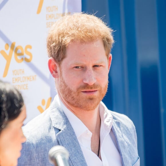 S'ils pensaient redorer leur image avec leur voyage au Nigeria, c'est l'inverse qui s'est produit 
Le prince Harry, duc de Sussex, et Meghan Markle, duchesse de Sussex, visite l'association "Yes" (Youth Employment Service) qui oeuvre pour résoudre le problème du chômage des jeunes en Afrique du Sud. Johannesburg, le 2 octobre 2019. 