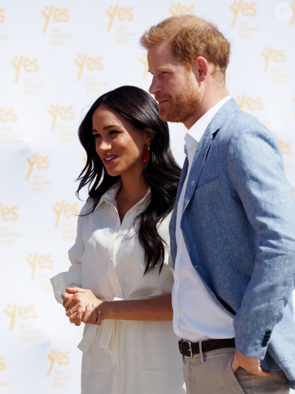 Le prince Harry, duc de Sussex, et Meghan Markle, duchesse de Sussex, rencontrent des jeunes entrepreneurs locaux à Tembisa, Afrique du Sud, le 2 octobre 2019, et prennent connaissance d'initiatives en matière de compétences répondant au défi croissant du chômage auquel font face les jeunes en Afrique du Sud, le dernier jour de leur tournée en Afrique. 