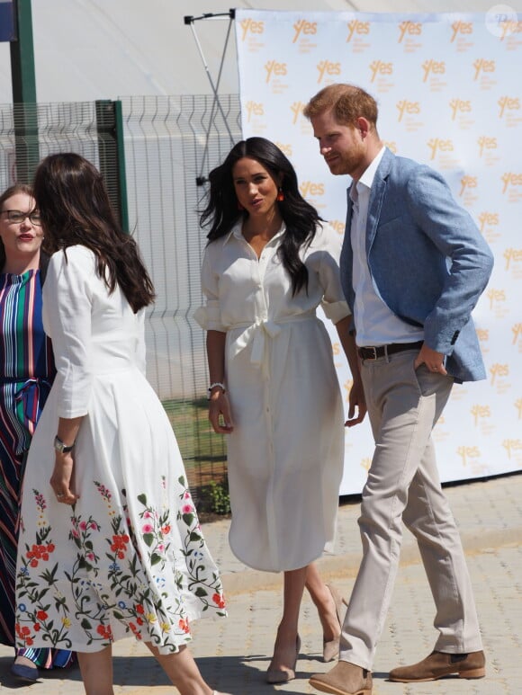 Le prince Harry, duc de Sussex, et Meghan Markle, duchesse de Sussex, rencontrent des jeunes entrepreneurs locaux à Tembisa, Afrique du Sud, le 2 octobre 2019, et prennent connaissance d'initiatives en matière de compétences répondant au défi croissant du chômage auquel font face les jeunes en Afrique du Sud, le dernier jour de leur tournée en Afrique. 