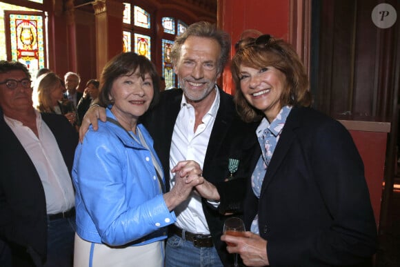 Macha Méril et Florence Pernel entourent Stéphane Freiss - Stéphane Freiss est élevé au grade d'Officier de l'ordre des Arts et des Lettres au théâtre Antoine à Paris, France, le 13 Mai 2024. © Bertrand Rindoff / Bestimage