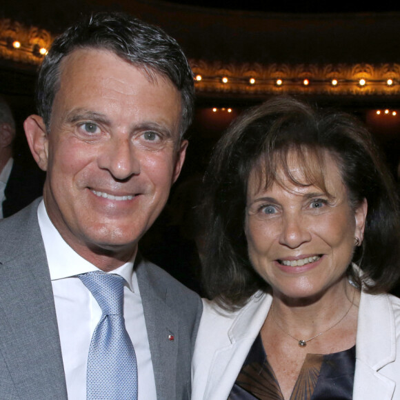 De nombreuses autres célébrités étaient présentes, comme l'ex-Premier ministre Manuel Valls et la journaliste Anne Sinclair.
Manuel Valls et Anne Sinclair présents à la soirée de Stéphane Freiss, élevé au rang d'Officier de l'ordre des Arts et des Lettres au Théâtre Antoine à Paris, le 13 mai 2024.