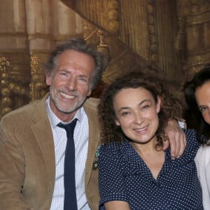 Macha Méril, Stéphane Freiss, Delphine Horvilleur (compagne de S. Freiss) et Ursula Freiss - Stéphane Freiss est élevé au grade d'Officier de l'ordre des Arts et des Lettres au théâtre Antoine à Paris, France, le 13 Mai 2024. Stéphane Freiss a reçu cette distinction après avoir été nommé chevalier de l'ordre des Arts et des Lettres en 2013. © Bertrand Rindoff / Bestimage