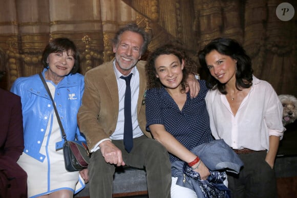 Macha Méril, Stéphane Freiss, Delphine Horvilleur (compagne de S. Freiss) et Ursula Freiss - Stéphane Freiss est élevé au grade d'Officier de l'ordre des Arts et des Lettres au théâtre Antoine à Paris, France, le 13 Mai 2024. Stéphane Freiss a reçu cette distinction après avoir été nommé chevalier de l'ordre des Arts et des Lettres en 2013. © Bertrand Rindoff / Bestimage