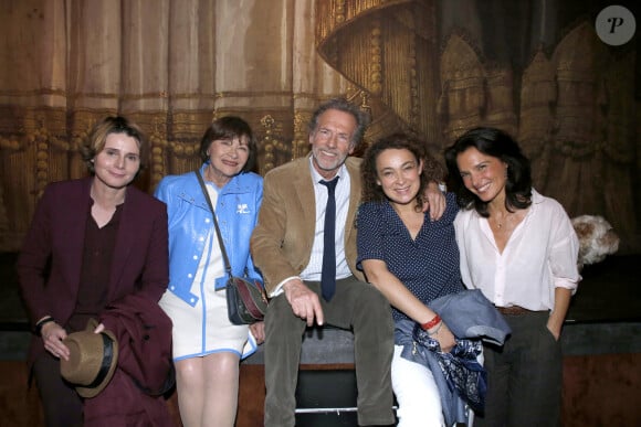 Caroline Fourest, Macha Méril, Stéphane Freiss, Delphine Horvilleur (compagne de S. Freiss) et Ursula Freiss au théâtre Antoine à Paris, France, le 13 Mai 2024. © Bertrand Rindoff / Bestimage