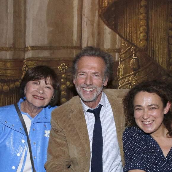 Pour l'occasion, le comédien a pu compter sur son épouse Delphine Horvilleur, mais aussi sur deux de ses ex : Macha Méril et Ursula.
Caroline Fourest, Macha Méril, Delphine Horvilleur et Ursula Freiss entourent Stéphane Freiss, élevé au rang d'Officier de l'ordre des Arts et des Lettres au Théâtre Antoine à Paris, le 13 mai 2024. Bertrand Rindoff / Bestimage Non Web - Belgique et Suisse