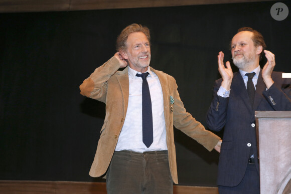 Jean-Marc Dumontet remet la décoration à Stéphane Freiss qui est élevé au grade d'Officier de l'ordre des Arts et des Lettres au théâtre Antoine à Paris, France, le 13 Mai 2024. Bertrand Rindoff / Bestimage