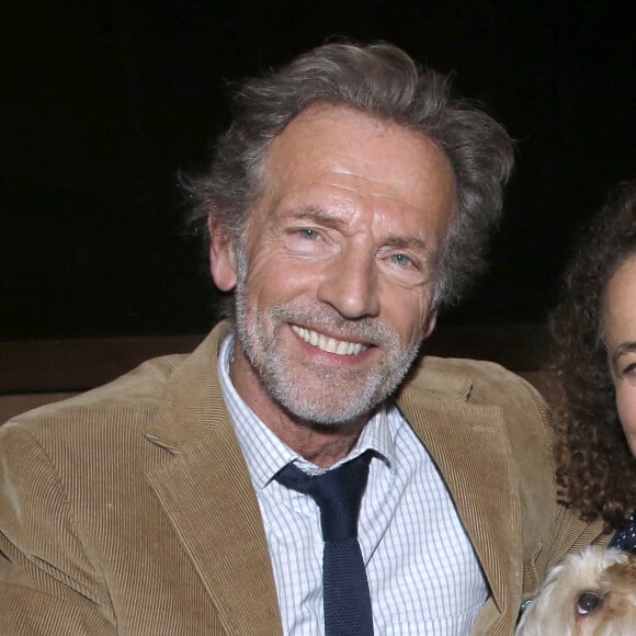 Stéphane Freiss a été élevé au rang d'officier de l'ordre des arts et des lettres à Paris.
Stéphane Freiss, sa compagne Delphine Horvilleur et son chien - Le comédien est élevé au rang d'Officier de l'ordre des Arts et des Lettres au Théâtre Antoine à Paris, France. Bertrand Rindoff / Bestimage