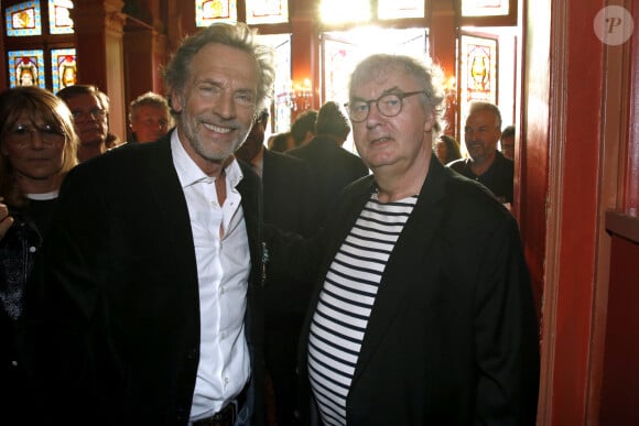 Stéphane Freiss et Dominique Besnehard - Stéphane Freiss est élevé au grade d'Officier de l'ordre des Arts et des Lettres au théâtre Antoine à Paris, France, le 13 Mai 2024. © Bertrand Rindoff / Bestimage