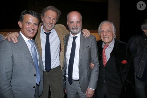 Manuel Valls, Stéphane Freiss, Jean-Michel Blanquer et Jacques Freiss - Stéphane Freiss est élevé au grade d'Officier de l'ordre des Arts et des Lettres au théâtre Antoine à Paris, France, le 13 Mai 2024. © Bertrand Rindoff / Bestimage