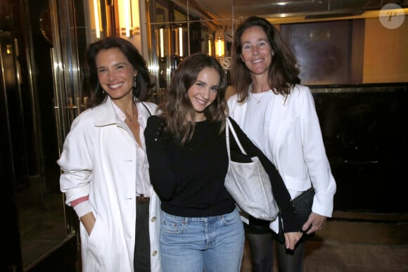 Sa fille Bianca Freiss était également de la partie, plus radieuse et heureuse que jamais pour son père.
Ursula Freiss, Bianca Freiss - Stéphane Freiss est élevé au rang d'Officier de l'ordre des Arts et des Lettres au Théâtre Antoine à Paris, France, le 13 mai 2024. Stéphane Freiss a reçu cette distinction après avoir été nommé Chevalier de l'ordre des Arts et des Lettres en 2013. Bertrand Rindoff / Bestimage