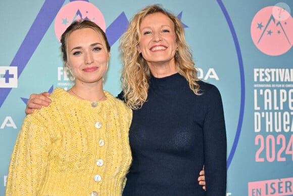 De 1995 à 2003, les deux tourtereaux ont vécu une belle histoire d'amour, à laquelle Alexandra Lamy a mis fin pour vivre une autre histoire avec Jean Dujardin.
Chloe Jouannet et Alexandra Lamy assistant à la projection du film Heureux Gagnants lors du 27e Festival du film de l'Alpe d'Huez à l'Alpe d'Huez. le 17 janvier 2024. Julien Reynaud/APS-Medias/ABACAPRESS.COM