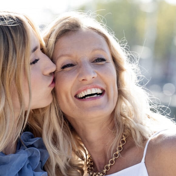 Heureusement, Chloé Jouannet peut compter sur ses deux parents, qui ont su consolider leur relation au fil des années.
Chloé Jouannet et sa mère Alexandra Lamy assistent au photocall "Killer Coaster" lors du 25e Festival de la fiction de La Rochelle, le 13 septembre 2023 à La Rochelle. David Niviere/ABACAPRESS.COM