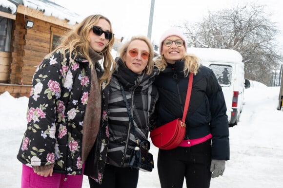 Chloé Jouannet, Audrey Lamy et Alexandra Lamy prennent des leçons de conduite sur glace avec des instructeurs du centre Pilot lors du 27e Festival du film de comédie à L'Alpe d'Huez, le 19 janvier 2024. Mireille Ampilhac/ABACAPRESS.COM