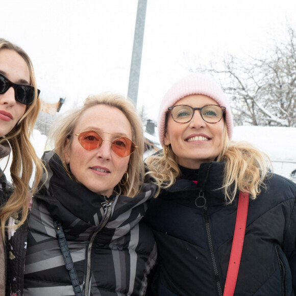 Chloé Jouannet, Audrey Lamy et Alexandra Lamy prennent des leçons de conduite sur glace avec des instructeurs du centre Pilot lors du 27e Festival du film de comédie à L'Alpe d'Huez, le 19 janvier 2024. Mireille Ampilhac/ABACAPRESS.COM