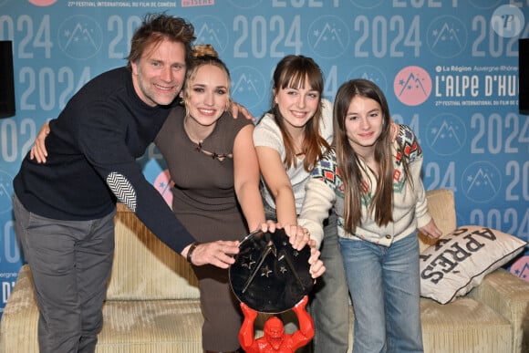 Âgée de 26 ans, la jeune femme est une brillante actrice, qui a déjà un parcours professionnel très riche.
Thomas Jouannet, Chloe Jouannet, Mado Jouannet, Ysee Jouannet assistant au photocall des gagnants lors du 27e Festival du film de l'Alpe d'Huez à l'Alpe d'Huez, le 20 janvier 2024. Julien Reynaud/APS-Medias/ABACAPRESS.COM