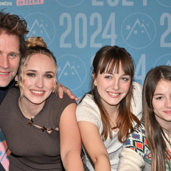 Âgée de 26 ans, la jeune femme est une brillante actrice, qui a déjà un parcours professionnel très riche.
Thomas Jouannet, Chloe Jouannet, Mado Jouannet, Ysee Jouannet assistant au photocall des gagnants lors du 27e Festival du film de l'Alpe d'Huez à l'Alpe d'Huez, le 20 janvier 2024. Julien Reynaud/APS-Medias/ABACAPRESS.COM