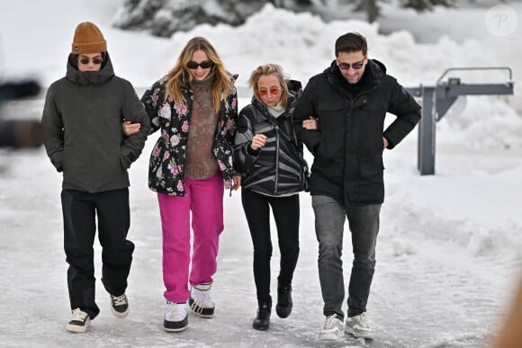 Sandor Funtek, Chloe Jouannet, Audrey Lamy et Thomas Sabatier assistant à une séance de conduite sur glace lors du 27e Festival du film de l'Alpe d'Huez à l'Alpe d'Huez, France, le 19 janvier 2024. Photo par Julien Reynaud/APS-Medias/ABACAPRESS.COM