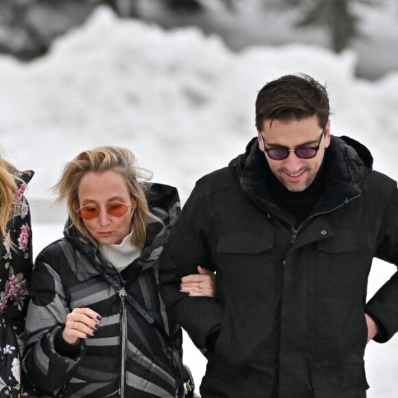 Sandor Funtek, Chloe Jouannet, Audrey Lamy et Thomas Sabatier assistant à une séance de conduite sur glace lors du 27e Festival du film de l'Alpe d'Huez à l'Alpe d'Huez, France, le 19 janvier 2024. Photo par Julien Reynaud/APS-Medias/ABACAPRESS.COM