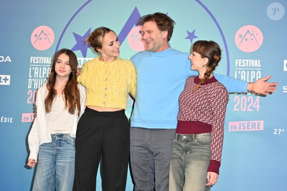 Ysée Jouannet, Chloé Jouannet, Thomas Jouannet et Mado Jouannet posant pour le photocall du court-métrage "Allez ma fille" lors du 27ème Comedy Film Festival à L'Alpe d'Huez, le 17 janvier 2024. Mireille Ampilhac/ABACAPRESS.COM