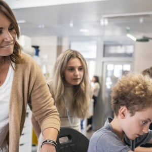 Les avancées des équipes de Pascale Bomont, chercheuse à l'Inserm de Lyon, donnent de l'espoir.L'actrice et présentatrice de télévision française Julia Vignali rend visite à Léon à l'Institut Neuromyogene à Lyon, en France, le 17 mai 2024. Photo par Eliot Blondet/ABACAPRESS.COM