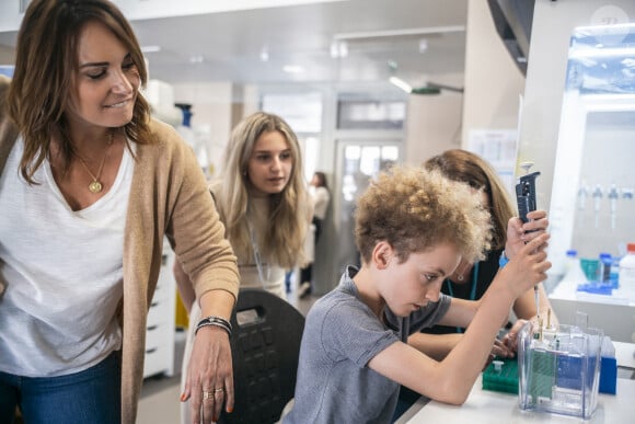 Les avancées des équipes de Pascale Bomont, chercheuse à l'Inserm de Lyon, donnent de l'espoir.L'actrice et présentatrice de télévision française Julia Vignali rend visite à Léon à l'Institut Neuromyogene à Lyon, en France, le 17 mai 2024. Photo par Eliot Blondet/ABACAPRESS.COM