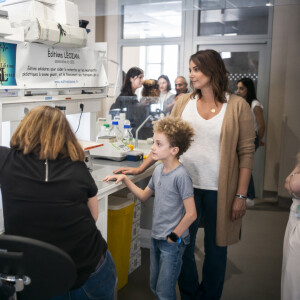 L'actrice et présentatrice de télévision française Julia Vignali rend visite à Léon à l'Institut Neuromyogene à Lyon, en France, le 17 mai 2024. Photo par Eliot Blondet/ABACAPRESS.COM