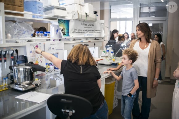 L'actrice et présentatrice de télévision française Julia Vignali rend visite à Léon à l'Institut Neuromyogene à Lyon, en France, le 17 mai 2024. Photo par Eliot Blondet/ABACAPRESS.COM