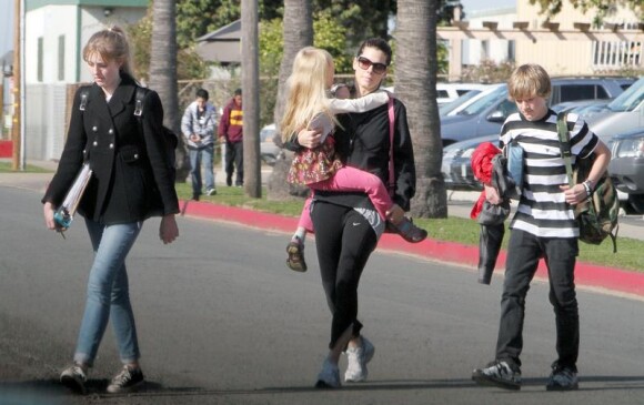 Sandra Bullock va chercher les enfants de Jesse James à l'école le 11 mars 2010 à Los Angeles