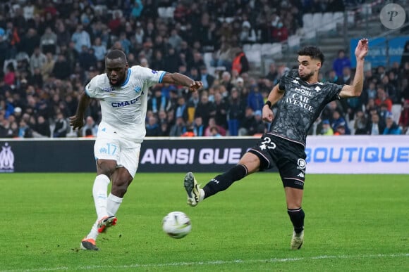 Jean Emile Onana Onana (Olympique de Marseille) - Kevin Van Den Kerkhof (FC Metz) - Match de Ligue 1 Uber Eats "Marseille - Metz (1-1)" au stade Vélodrome, le 9 février 2024.